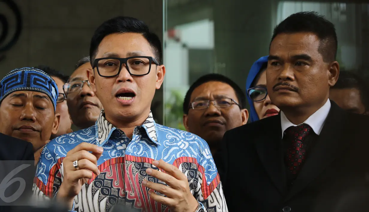 Anggota DPR RI Fraksi PAN, Eko Hendro Purnomo alias Eko Patrio saat keluar dari Bareskrim Polri Gedung KKP, Jakarta, Jumat (16/12). Eko dimintai keterangan terkait pernyataannya di media online tentang pengungkapan teroris. (Liputan6.com/Herman Zakharia)