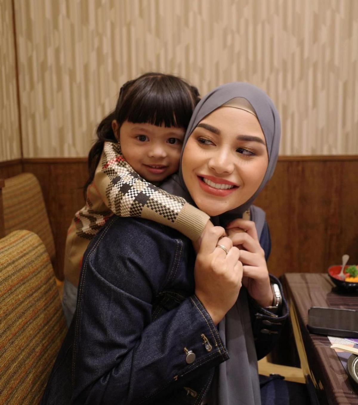 7 Potret Momen Artis Sebagai Mama Muda: Tetap Glowing Meski Sibuk