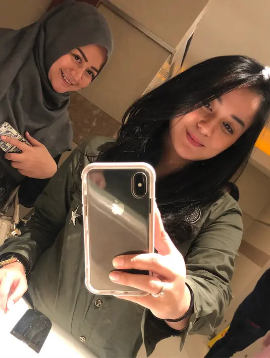 Dan ini adalah salah satu penampilannya saat bertemu dengan saudara perempuannya, Jelita Bahar. Kemilau rambut panjang Juwita sepertinya menjadi hal yang sangat diperhatikan dalam setiap penampilannya. (Instagram/juwitatofhany11)