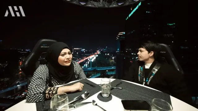 Ekspresi Aurel Hermansyah ketakutan makan di tempat tinggi