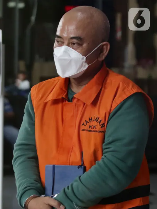 Wali Kota Bekasi nonaktif Rahmat Effendi usai menjalani pemeriksaan lanjutan di Gedung KPK, Jakarta, Kamis (17/2/2022). Rahmat Effendi diperiksa sebagai tersangka dugaan penerimaan suap pengadaan barang, jasa serta lelang jabatan di Pemkot Bekasi. (Liputan6.com/Helmi Fithriansyah)