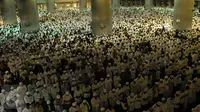 Puluhan ribu peserta demo 2 Desember menunaikan ibadah salat subuh berjamaah di Masjid Istiqlal, Jakarta, Jumat (2/12). Mereka kebanyakan telah tiba di Masjid Istiqlal sejak malam hari. (Liputan6.com/Gempur M Surya)