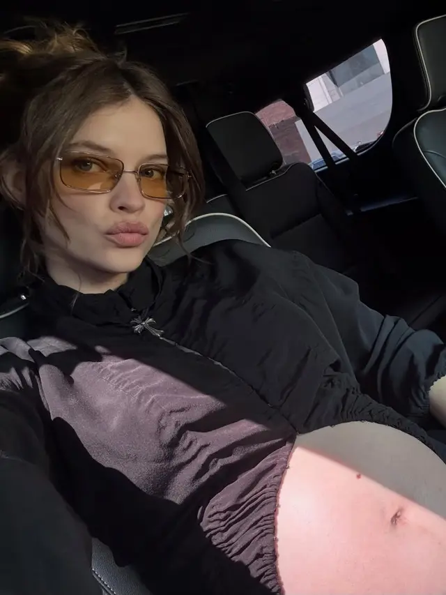 Potret Barbara Palvin Pamer Baby Bump Saat Nonton Piala Dunia 2026, Tampil Stylish Bak Bumil Mamba