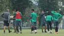 Pelatih Timnas Indonesia U-23, Luis Milla (ketiga kanan) memberi arahan saat latihan di Lapangan A Senayan, Jakarta, Sabtu (17/3). Latihan ini persiapan uji tanding melawan Singapura pada 21 Maret mendatang. (Liputan6.com/Helmi Fithriansyah)