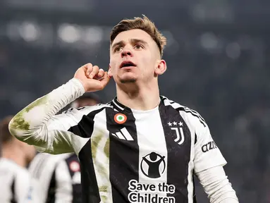 Pemain Juventus, Francisco Coneicao merayakan gol kemenangan timnya atas Inter Milan dalam laga lanjutan Liga Italia 2024/2025 di Juventus Stadium, Turin, Italia, Senin (17/02/2025) WIB. (AP Photo/LaPresse/Fabio Ferrari)