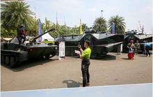 FOTO: Antusiasme Masyarakat Lihat Rudal, Tank Ampibi, Drone Tempur hingga Kapal Selam di Pameran Alutsista TNI di Monas