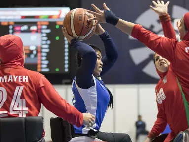 Duel basket putri antara Iran vs Kamboja pada Asian Para Games 2018 di Hall Basket, Senayan, Minggu (7/10/2018).  (Bola.com/Peksi Cahyo)