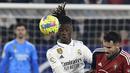 Gelandang Real Madrid, Eduardo Camavinga berebut bola dengan pemain Osasuna, Ruben Garcia selama pertandingan lanjutan La Liga Spanyol di stadion El Sadar di Pamplona, Spanyol, Minggu (19/2/2023). Pasukan Carlo Ancelotti masih berada di posisi kedua dan tertinggal lima angka dari Barcelona di puncak klasemen. (AP Photo/Alvaro Barrientos)