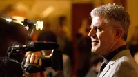 Ayah Meninggal, Putri Anthony Bourdain Nyanyi di Atas Panggung