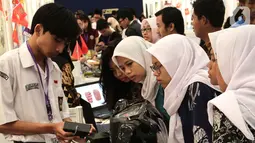 Siswa sekolah menengah mengamati karya sains dan riset para peneliti maupun inovator di Indonesia Science Expo 2019, ICE BSD, Tangerang, Kamis (24/10/2019). 150 proyek penelitian dari 11 negara partisipan ikut meramaikan gelaran yang sudah lima kali diselenggarakan LIPI. (merdeka.com/Arie Basuki)