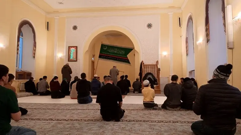 Doa bersama setelah salat Magrib di Masjid Catedral, Chelyabinsk, Rusia, pada Rabu (13/3/2024).