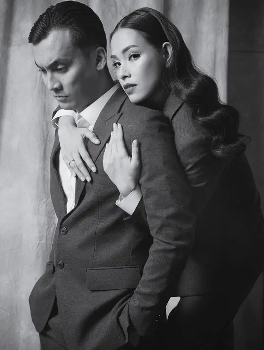 Meski rumah tangga mereka makin harmonis, namun Family photoshoot kali ini mereka harus tampil dengan wajah verse (tak ada senyuman) [instagram/aldosinarta]