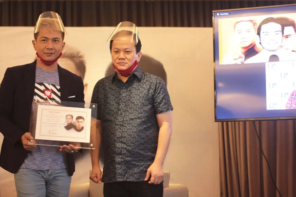 Delon dan Christian Bautista berduet membawakan lagu We Are Here.