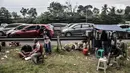 Pedagang berjualan di area penutupan jalur Puncak akibat sistem satu arah di Tol Jagorawi, Pandansari, Bogor, Jawa Barat, Minggu (19/9/2021). Lamanya penutupan memaksa wisatawan turun dari mobil dan beristirahat di pinggir jalan tol. (merdeka.com/Iqbal S. Nugroho)