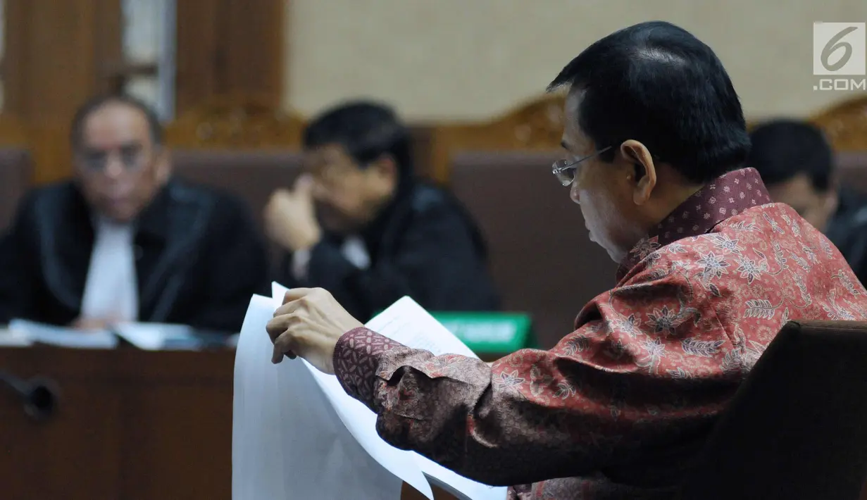 Terdakwa korupsi proyek e-KTP, Setya Novanto membaca nota pembelaan pada sidang lanjutan di Pengadilan Tipikor, Jakarta, Jumat (13/4). Sidang mendengar pembacaan nota pembelaan terdakwa. (Liputan6.com/Helmi Fithriansyah)