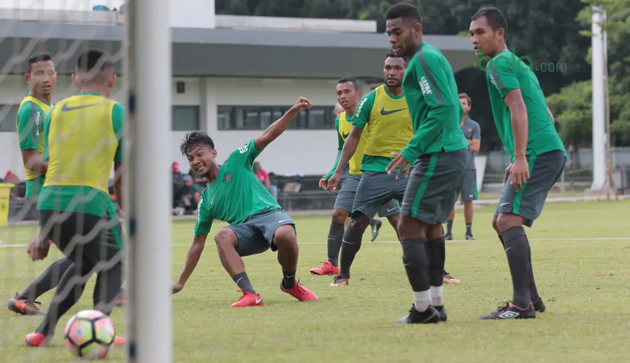 Aksi Pemain Timnas Indonesia U-23, Muhammad Hargianto (tengah) melepaskan tembakan saat latihan di Lapangan A,B,C, Senayan, Jakarta (21/2/2018). Latihan ini merupakan persiapan Asian Games 2018. (Bola.com/Nick Hanoatubun)