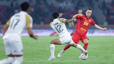 Pemain Persija Jakarta, Maciej Gajos, berebut bola dengan pemain Dewa United, Ferian Maulana, pada laga pekan kelima BRI Liga 1 2024/2025 di Stadion Utama Gelora Bung Karno, Jakarta, Senin (16/9/2024). (Bola.com/M Iqbal Ichsan)