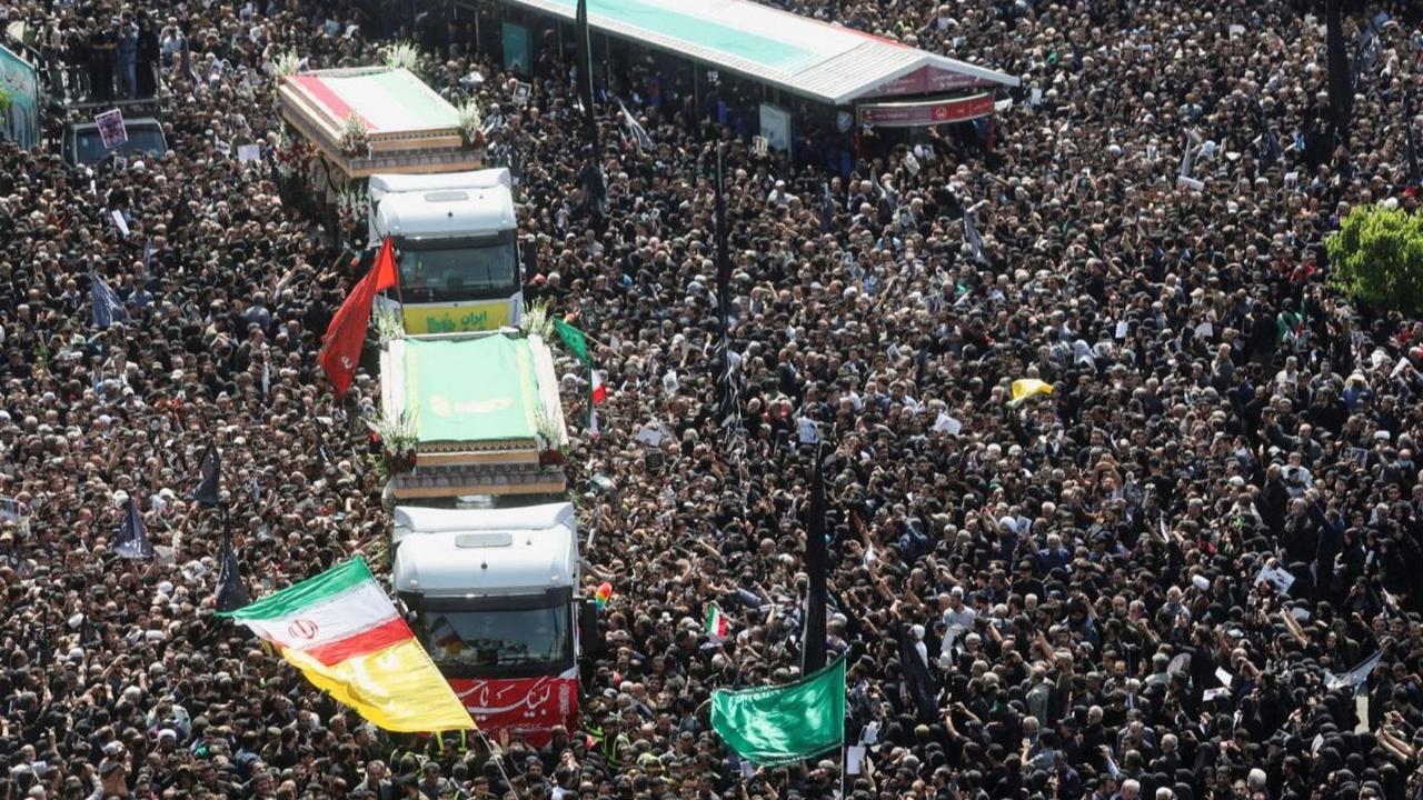 Jutaan warga menyambut iring-iringan jenazah Presiden Iran Ebrahim Raisi dan tujuh pendampingnya di Teheran, Iran, pada Rabu (22/5/2024). Jenazah Ebrahim Raisi, yang meninggal dunia dalam kecelakaan helikopter, tiba di Teheran setelah diterbangkan dari Ko