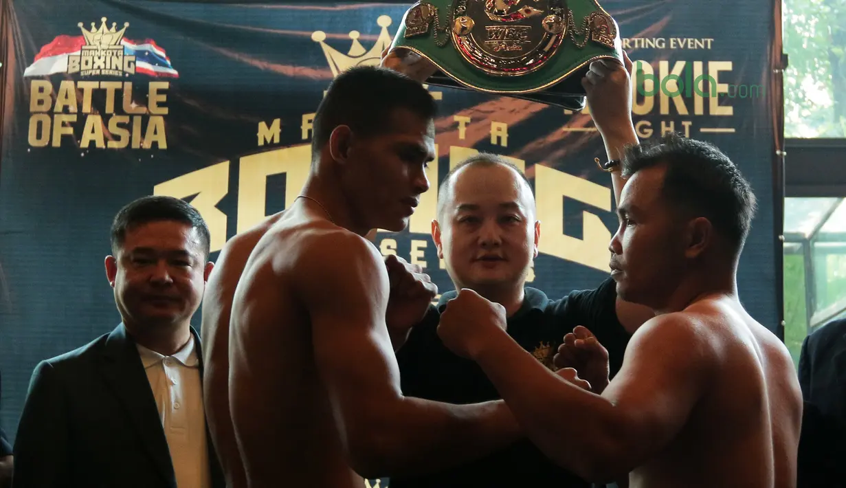 Petinju Indonesia, Ilham Leoisa (2kiri) saat melakukan timbang badan dengan petinju Thailand, Paiboon Lorkham (kanan) di Leon Restourant, Wijaya, Jakarta (09/3/2018). Ilham dan lawannya turun pada kelas Super-Lightweght. (Bola.com/Nick Hanoatubun).
