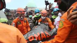 Tim SAR mengevakuasi jenazah korban gempa dari reruntuhan Masjid Jamiul Jamaah di Bangsal, Lombok Utara, Rabu (8/8). Bagian utara Lombok hancur oleh gempa pada Minggu malam dan merusak ribuan bangunan serta menewaskan banyak orang. (AP/Tatan Syuflana)