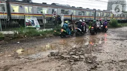 Kendaraan menghindari jalan yang rusak di Jalan Pertamina, Depok, Jawa Barat, Rabu (4/3/2020). Jalan yang telah rusak selama bertahun-tahun tersebut tidak juga diperbaiki sehingga mengganggu kenyamanan para pengguna jalan. (Liputan6.com/Immanuel Antonius)