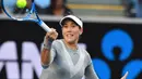 Petenis Spanyol, Garbine Muguruza mengembalikan bola saat melawan petenis Prancis, Jessika Ponchet pada putaran pertama Australia Tebuka di Melbourne, (16/1/2018). (AFP/Greg Wood)