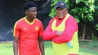 Pelatih Timnas Mozambik Chiquinho Conde memimpin sesi latihan timnya di Lapangan A Stadion Utama Gelora Bung Karno, Jakarta, Sabtu (6/6/2026). (Dok. Federasi Sepak Bola Mozambik)