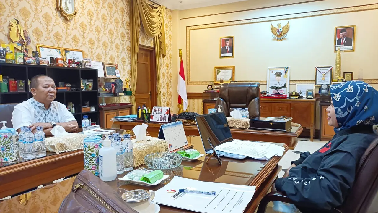 Komisioner Bawaslu Jember Divisi Penanganan Pelanggaran dan Data Informasi Dwi Endah Prasetyowati (kanan) sesaat sebelum meminta klarifikasi kepada bupati Hendy Siswanto (kiri). (Istimewa)