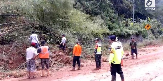 VIDEO: Tebing 20 Meter Longsor di Malangbong Garut