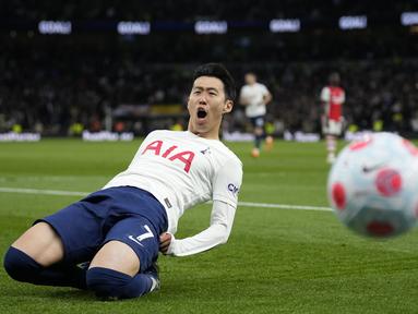 Son Heung-min menjadi pusat perhatian usai tampil gemilang dan berhasil mencetak satu gol dalam kemenangan 3-0 Tottenham Hotspur atas Arsenal pada laga pekan ke-36 Liga Inggris 2021/2022. (AP/Matt Dunham)