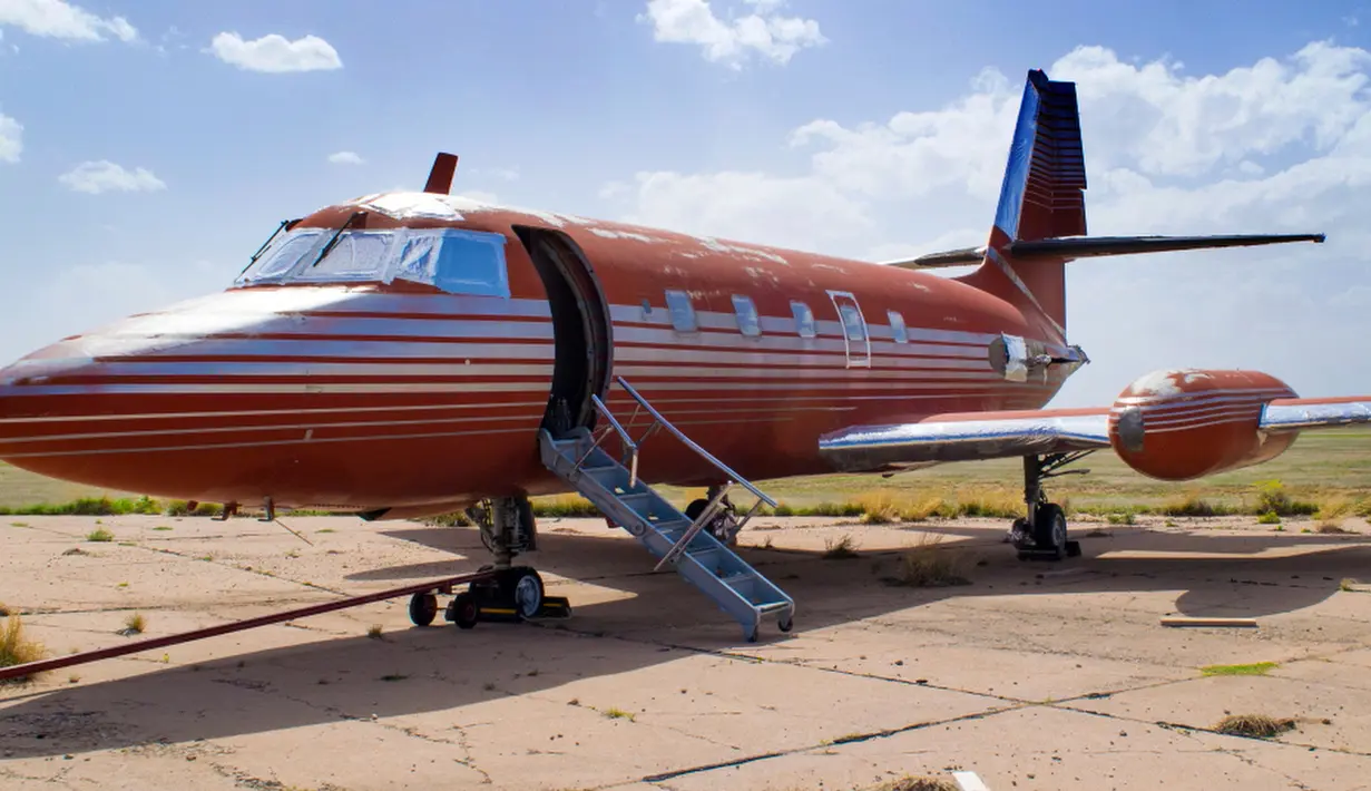 Sebuah foto tak bertanggal menampilkan jet pribadi yang pernah dimiliki oleh Elvis Presley yang berada di landasan pacu di New Mexico, AS. Pesawat pribadi ini telah terbengkalai di landasan tersebut selama 30 tahun. (GWS Auctions, Inc. via AP)