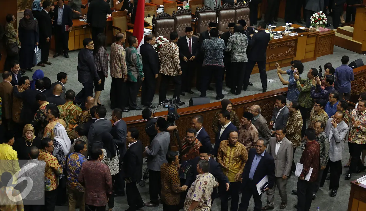 Sejumlah Anggota Dewan memberikan selamat kepada Ketua DPR yang baru Setya Novanto saat Sidang Paripurna ke 14 masa sidang II Tahun 2016-2017 di Gedung DPR, Kompleks Parlemen, senayan, Jakarta, Rabu (30/11). (Liputan6.com/Johan Tallo)