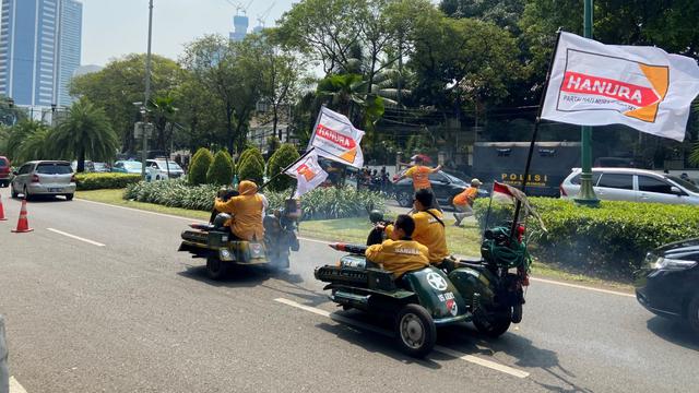 Foto Kendaraan yang membawa bendera Partai Hanura