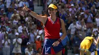 Petenis Inggris Raya, Emma Raducanu tersenyum usai mengalahkan Belinda Bencic dari Swiss pada perempat final kejuaraan tenis AS Terbuka di Arthur Ashe Stadium, New York (8/9/2021). Petenis remaja 18 tahun ini menang atas Belinda Bencic 6-3 6-4. (AP Photo/Elise Amendola)