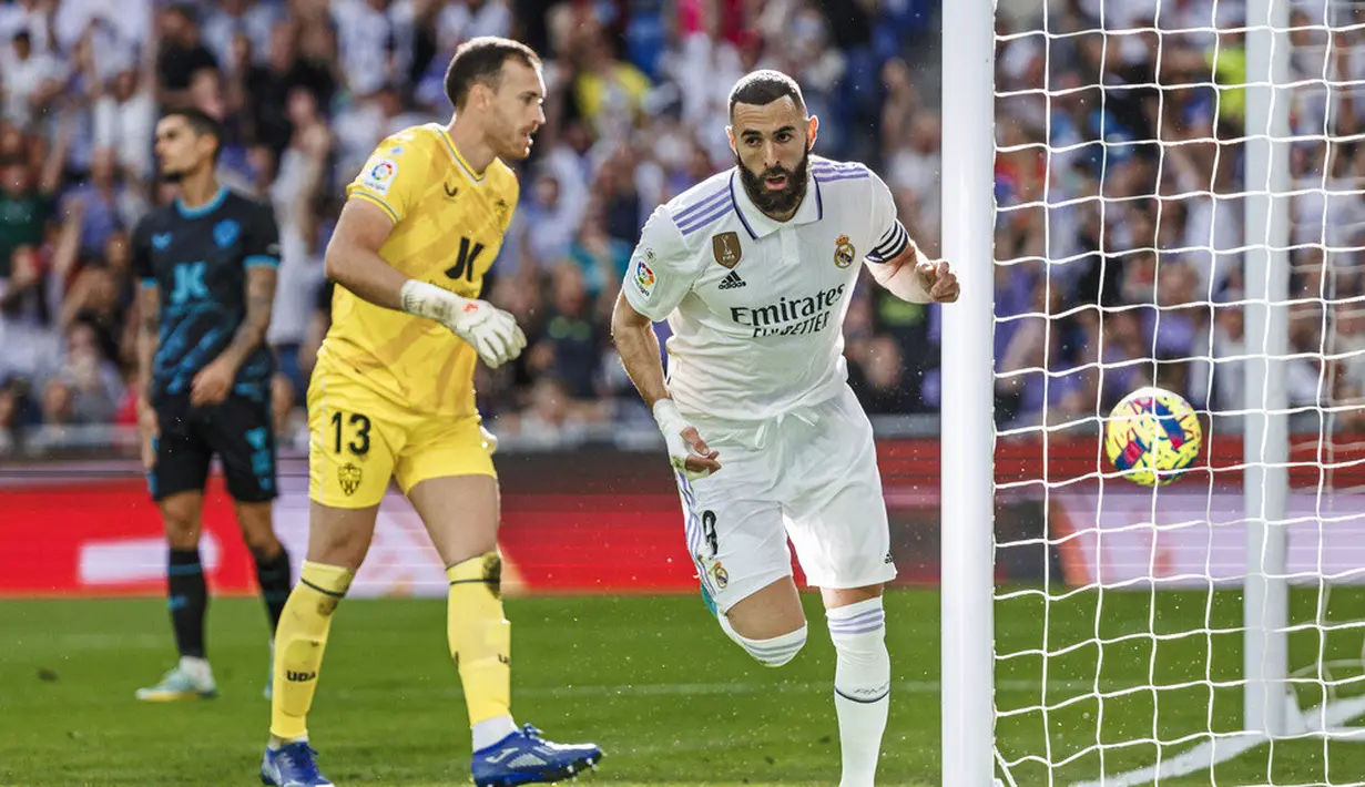 <p>Karim Benzema mencetak hattrick dengan memborong tiga gol. (AP Photo/Pablo Garcia)</p>