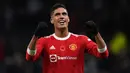 Raphael Varane sukses menunjukkan permainan impressif meski baru pulih dari cedera. Ia mampu menjadi bek yang bisa membaca serangan lawan secara baik dan menghentikannya secara cepat. Varane layak mendapatkan nilai 8. (AFP/Glyn Kirk)