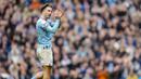 Pemain Manchester City, Jack Grealish memberikan tepuk tangan saat berjalan ke luar lapangan untuk digantikan dengan Palmer pada laga pekan ke-29 Liga Inggris 2022/2023 melawan Liverpool yang berlangsung di Etihad Stadium, Manchester, Minggu (01/04/2023) WIB. The Cityzens menang dengan skor 4-1. (AP Photo/Jon Super)