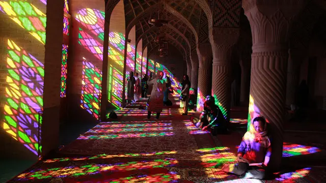 Masjid Pink di kota Shiraz merupakan masjid terindah di Iran