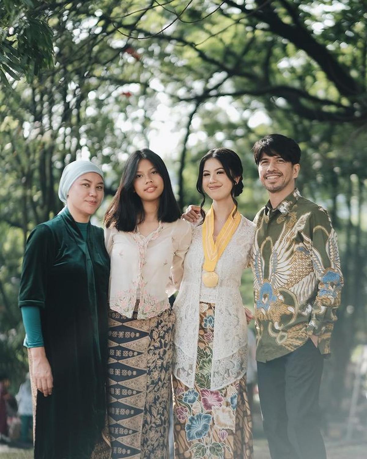 8 Potret Anak Ariyo Wahab Wisuda Tampil Cantik Berkebaya, Berhasil Wujudkan Mimpi Orang Tua