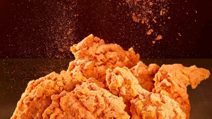 Ayam Goreng Crispy Pedas Disajikan di Restoran Burger Premium