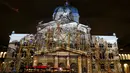 Gedung Parlemen Swiss diterangi cahaya seperti sedang di renovasi hasil proyeksi raksasa atau "The Jewel of the Mountains " di Bern, Swiss, Kamis (15/10/2015).  Gedung ini akan diterangi setiap malamnya hingga 29 November 2015. (REUTERS/Ruben Sprich)