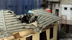 Kondisi atap bangunan gedung OrtalaKemenkopolhukam yang hancur tertimpa material daripembangunan gedung Kemenhan di Jakarta, Senin (30/11/2015). Empat staff Kemenkopolhukam luka tertimpa material bangunan. (Liputan6.com/Helmi Fithriansyah)