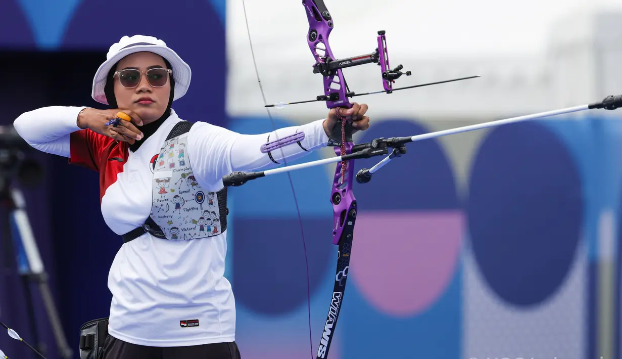 <p>Atlet panahan putri Indonesia, Diananda Choirunisa melepaskan anak panah saat menghadapi wakil Prancis, Lisa Barbelin pada babak perempatfinal nomor individual putri cabor panahan Olimpiade Paris 2024 di Les Invalides Arena, Paris, Sabtu (3/8/2024). Diananda Choirunisa kalah 5-6. (Dok.NOC Indonesia/Naif Muhammad Al'as)</p>