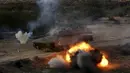 Militan Palestina menembaki tank selama latihan militer yang diselenggarakan oleh faksi militer di Rafah, Jalur Gaza selatan, Rabu (29/12/2021). (AP Photo/Adel Hana)