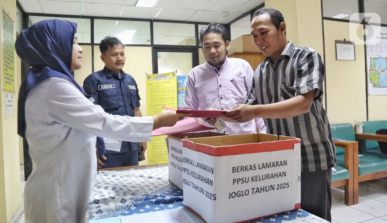 Warga menyerahkan berkas lamaran untuk mendaftar menjadi Petugas Penanganan Prasarana dan Sarana Umum (PPSU) di kantor Kelurahan Joglo, Jakarta Barat, Rabu (25/6/2025). (Liputan6.com/Angga Yuniar)