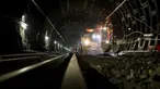 Suasana pembuatan terowongan dan jalur kereta api antara Stasiun Charles de Gaulle-Etoile dan Auber, Paris (28/7/2015). Charles de Gaulle-Etoile merupakan sebuah stasiun kereta api yang terletak di arrondissement VIII dan XVIIe. (AFP/KENZO TRIBOUILLARD)