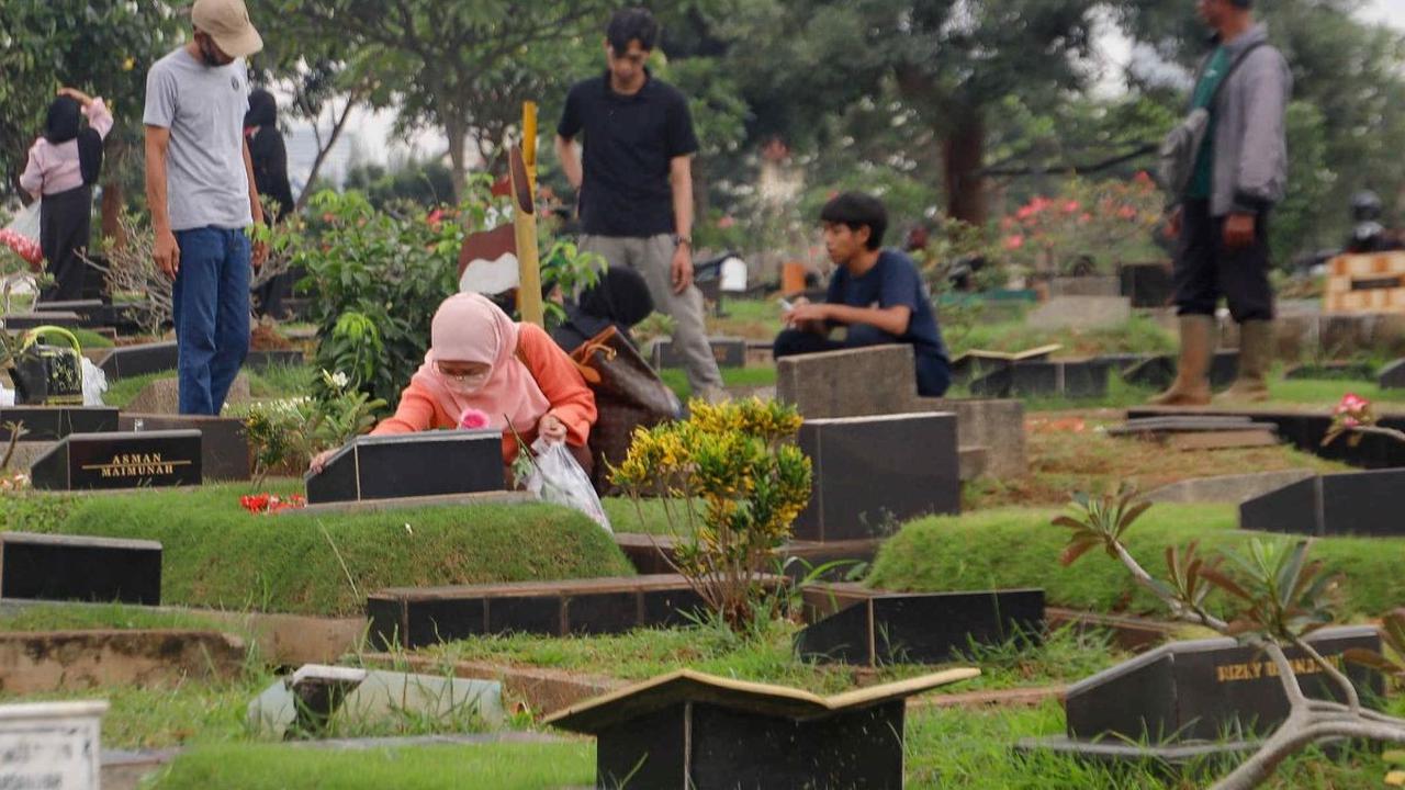 Warga melakukan ziarah kubur menjelang di TPU Karet Bivak, Jakarta, Minggu (10/3/2024). Ziarah makam ini sudah menjadi tradisi yang dilakukan menjelang datangnya bulan suci Ramadan setiap tahun. Foto: Liputan6.com / Herman Zakharia