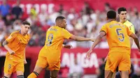 Kylian Mbappe merayakan golnya ke gawang Sevilla bersama skuad Real Madrid, Senin (19/5/2025) (AP Photo/Jose Breton)