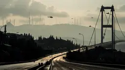 Pemandangan dari jembatan Bosphorus di Istanbul, Turki pada 11 November 2018. Jembatan yang menghubungkan dua benua, Asia dan Eropa, ini merupakan jembatan pertama yang dibangun di Selat Bosphorus. (BULENT KILIC / AFP)