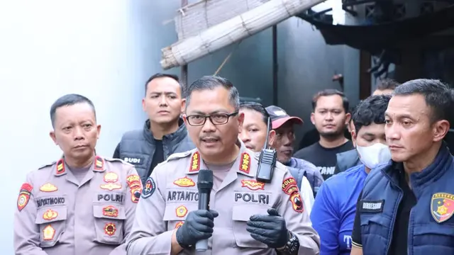 Kabid Humas Polda Jateng, Kombes Pol. Artanto dan Dirreskrimum Polda Jawa Tengah, Kombes Pol. Dwi Subagyo menggali informasi dari tetangga rumah pelaku. (Liputan6.com/Arief Pramono)